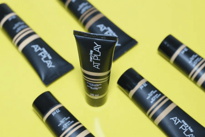 Fotografia de de 5 embalagens de bases Mary Kay At Play, utilizadas para ilustrar artigo sobre a base Mary Kay At Play.