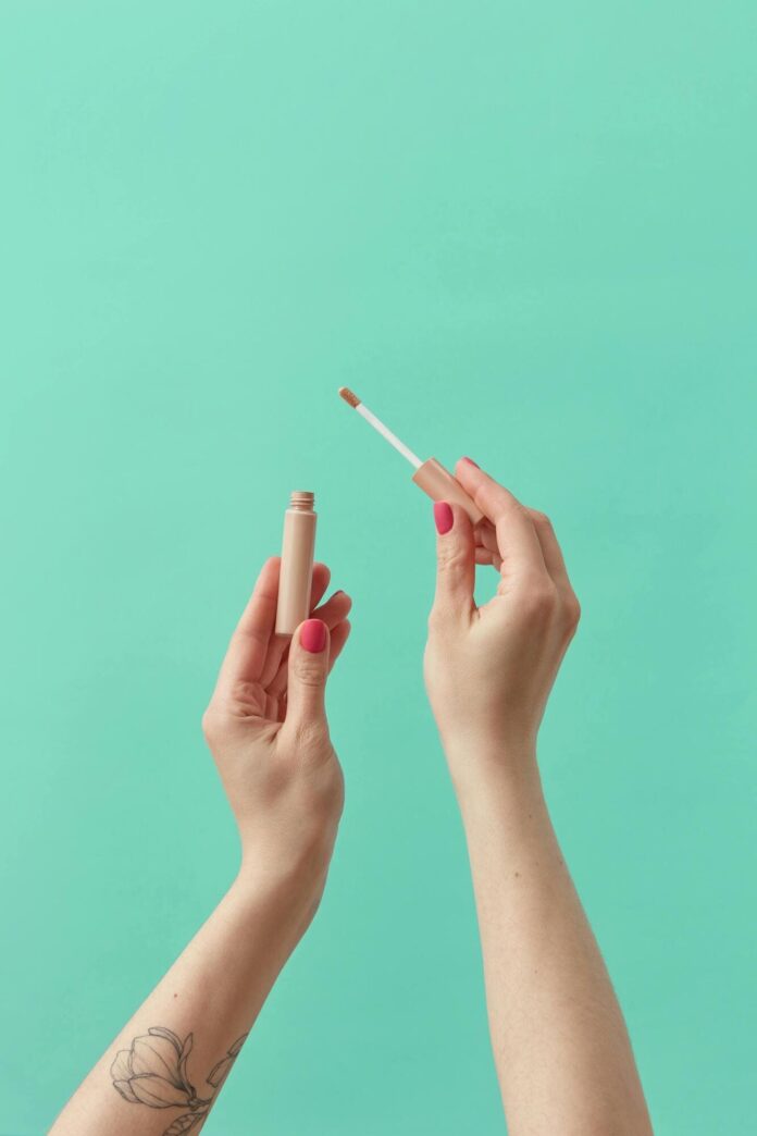 corretivo mary kay - foto de capa Fotografia de mãos segurando corretivo, utilizada para ilustrar artigo sobre o corretivo mary kay,