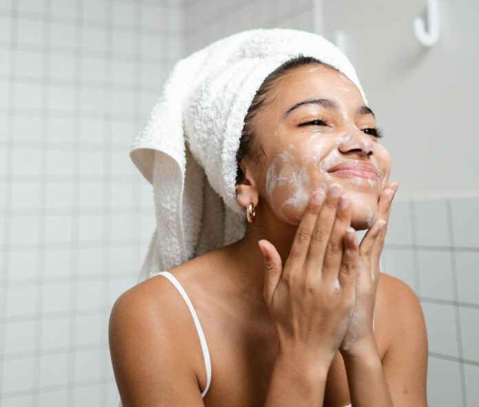 gel de limpeza mary kay - foto de capa (1) (1) Fotografia de moça lavando o rosto, utilizada para ilustrar artigo sobre o gel de limpeza mary kay