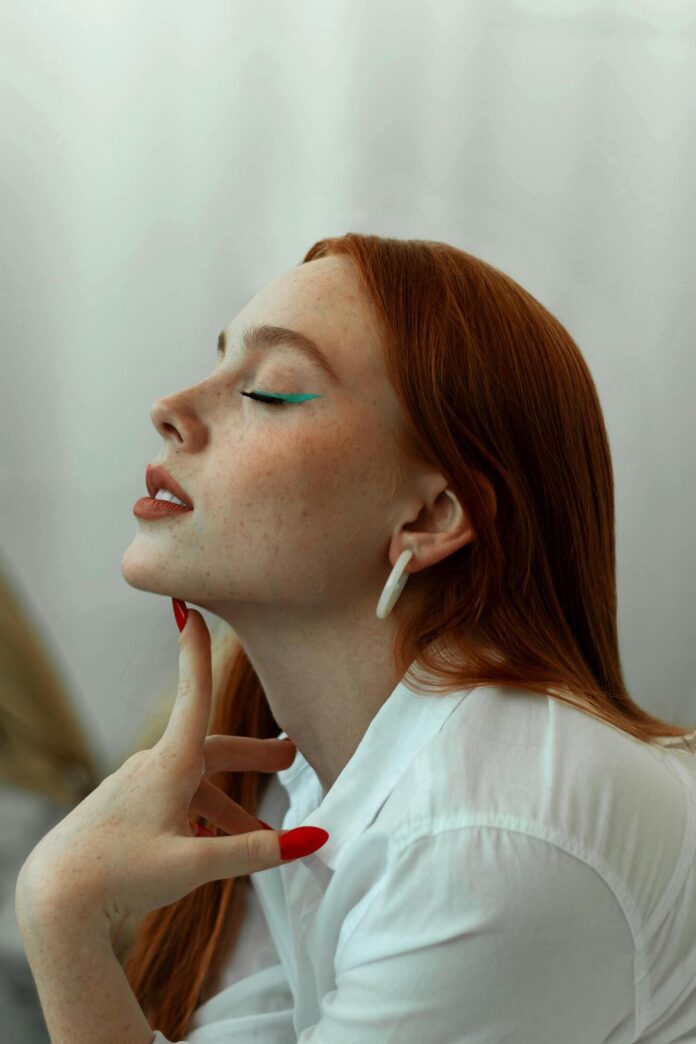 lápis de olho a prova d'água - foto de capa (1) Fotografia de moça utilizando lápis de olho verde, utilizada para ilustrar artigo sobre lápis de olho à prova d'água.