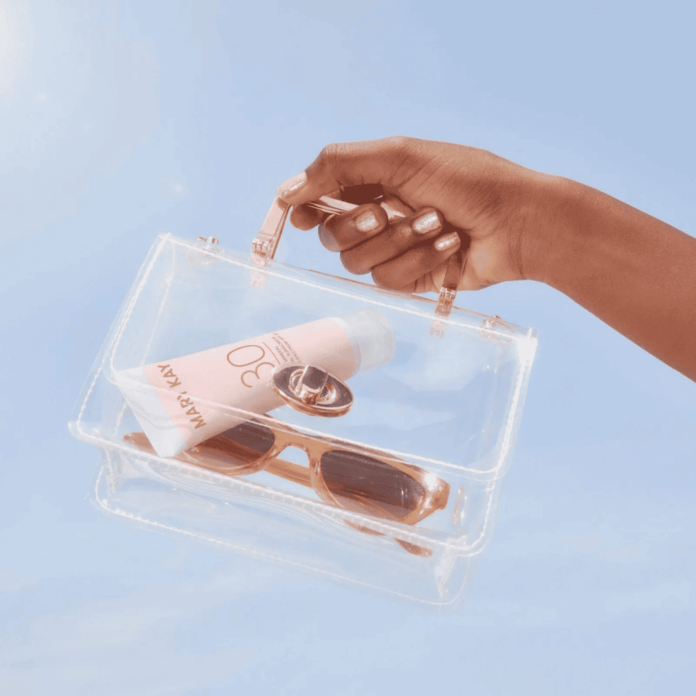 protetor-solar-Mary-Kay-foto-de-capa-1024x1024 (1) Fotografia de moça segurando maleta transparente com protetor solar dentro, utilizada para ilustrar artigo sobre o protetor solar mary kay,