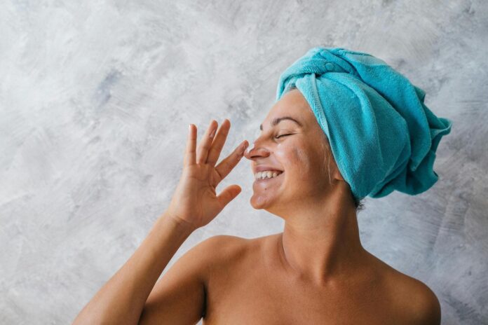 ácido mandélico pra que serve - foto de capa (1) Fotografia de mulher aplicando produto no rosto, utilizada para ilustrar artigo sobre ácido mandélico pra que serve.