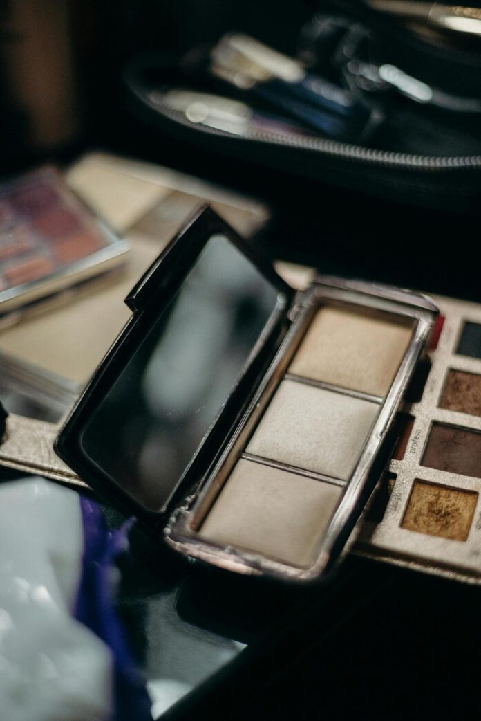 Foto de iluminador e sombras utilizada para ilustrar artigo sobre iluminador em pó.